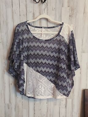 KIWI Women's Navy Chevron Lace-Panel Top